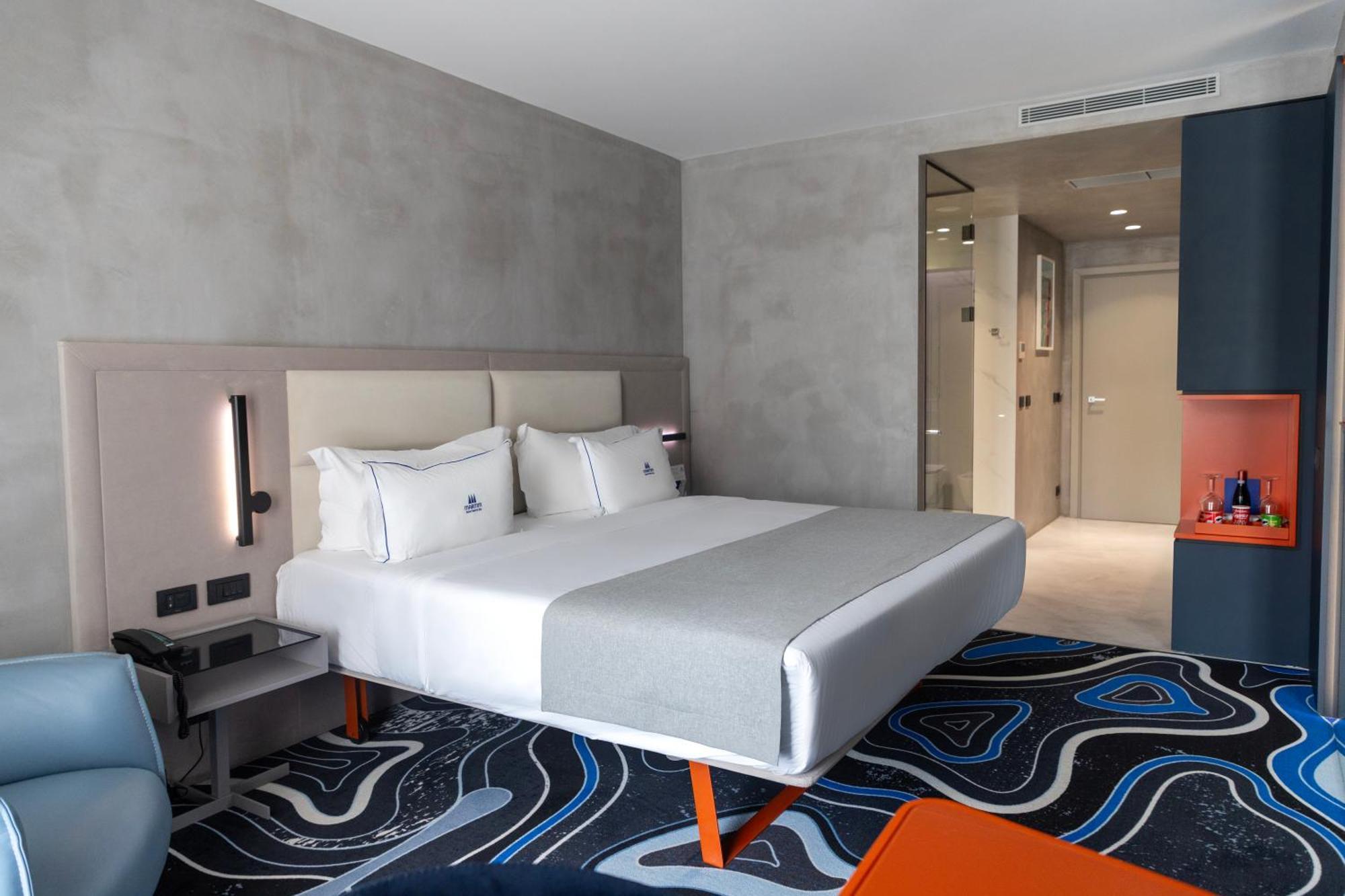 Maritim Marina Bay Resort Spa & Casino Adult Friendly Vlorë Exterior foto A room at the hotel