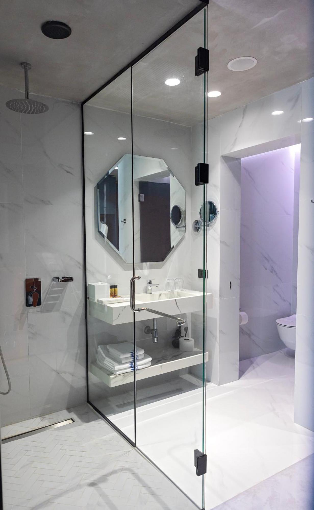 Maritim Marina Bay Resort Spa & Casino Adult Friendly Vlorë Exterior foto A bathroom in a hotel