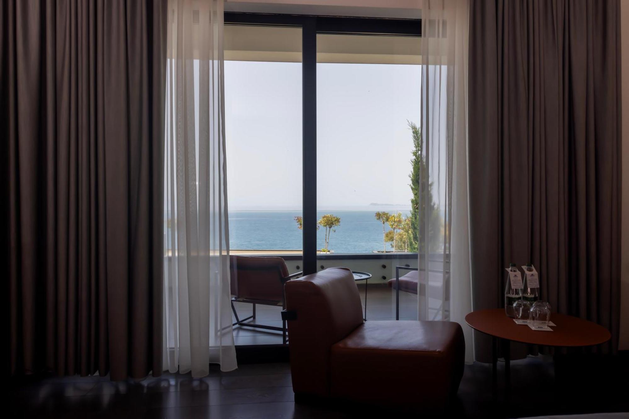 Maritim Marina Bay Resort Spa & Casino Adult Friendly Vlorë Exterior foto A room at the hotel