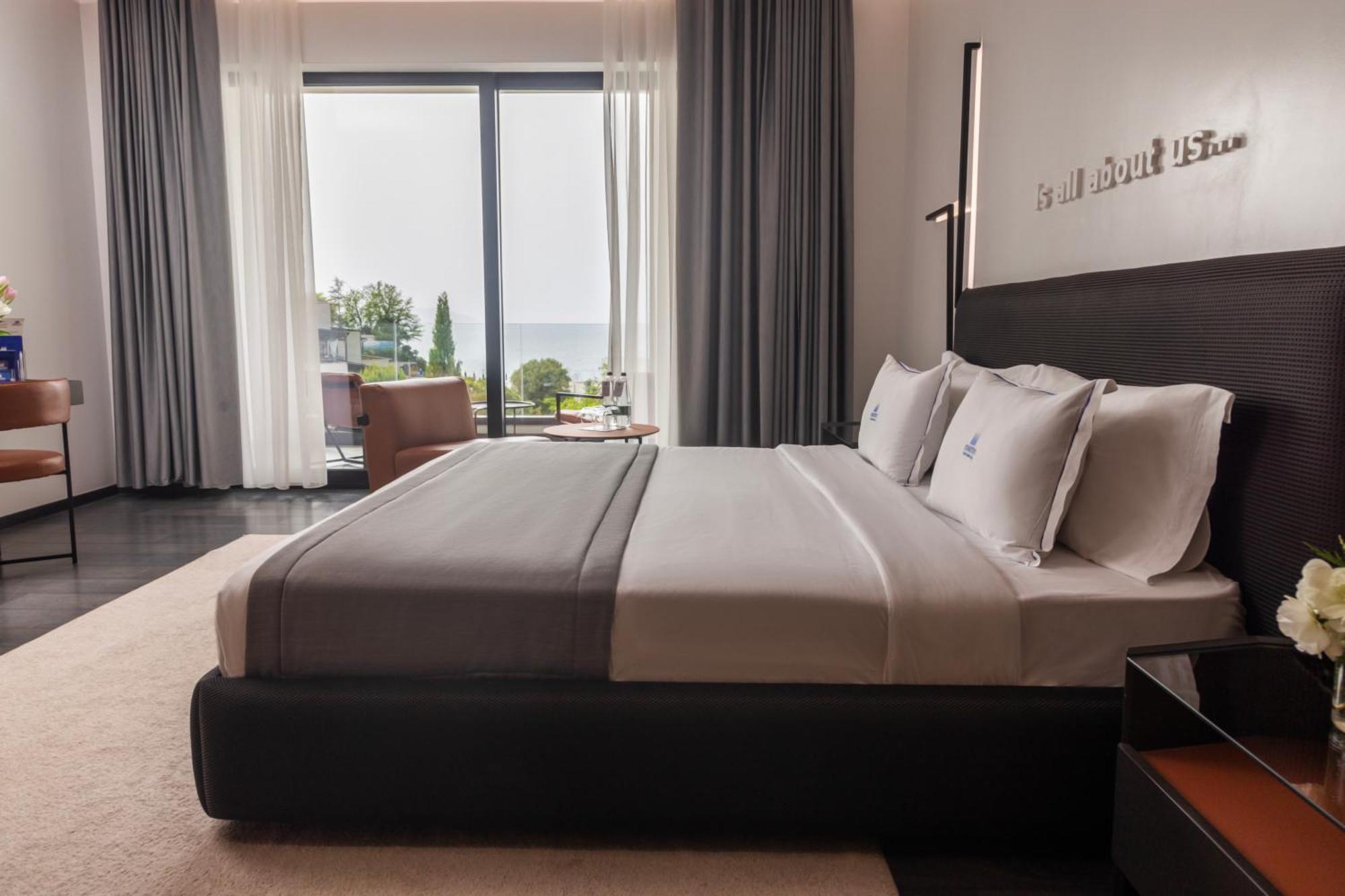 Maritim Marina Bay Resort Spa & Casino Adult Friendly Vlorë Exterior foto A bedroom at the hotel