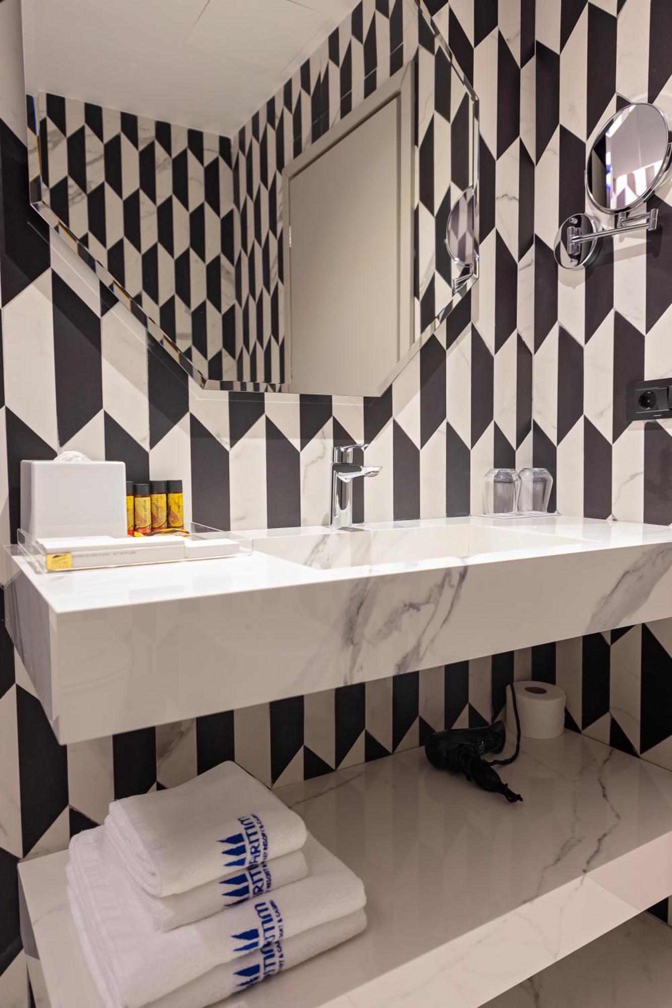 Maritim Marina Bay Resort Spa & Casino Adult Friendly Vlorë Exterior foto Bathroom