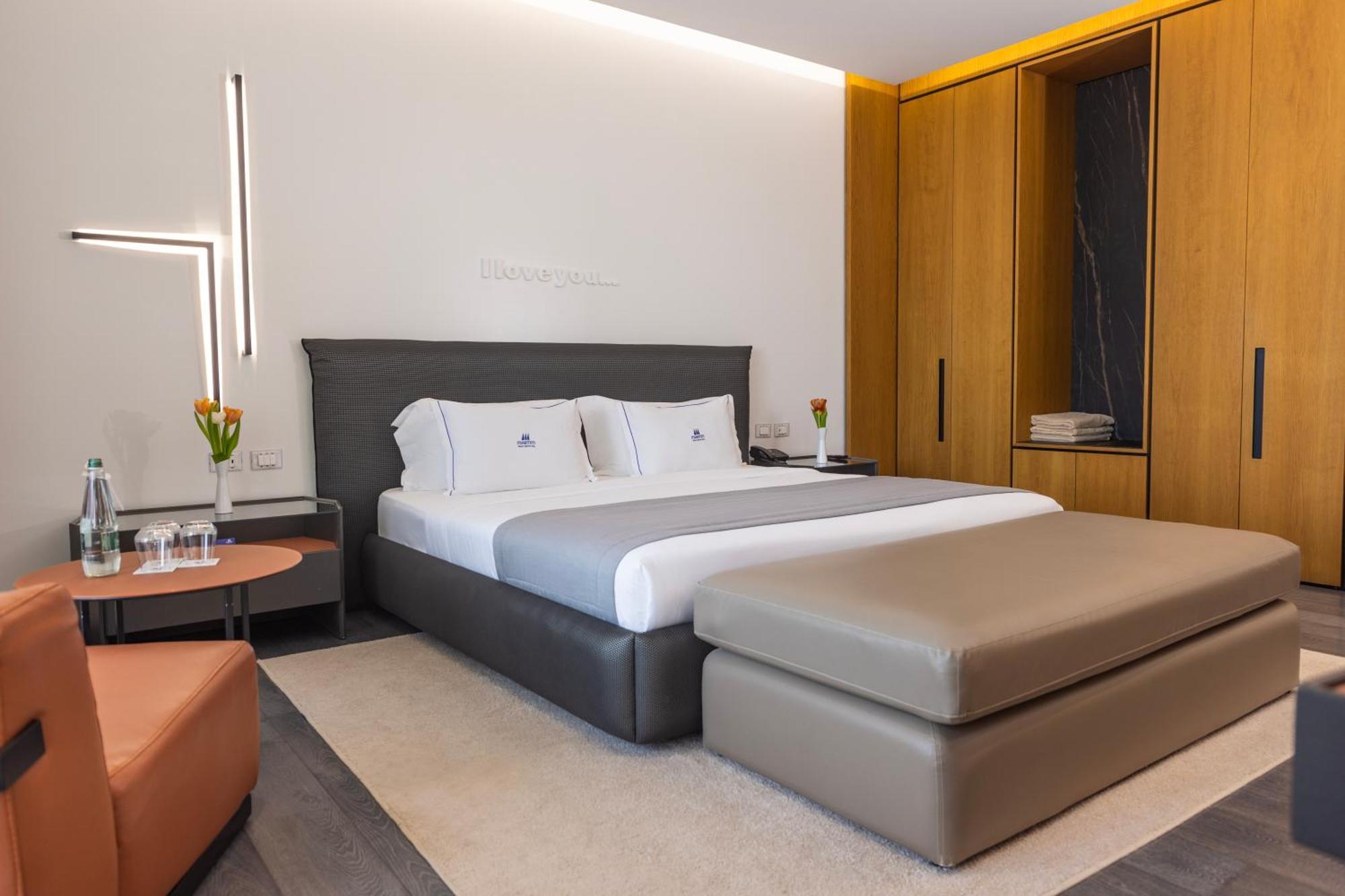 Maritim Marina Bay Resort Spa & Casino Adult Friendly Vlorë Exterior foto A bedroom at the hotel