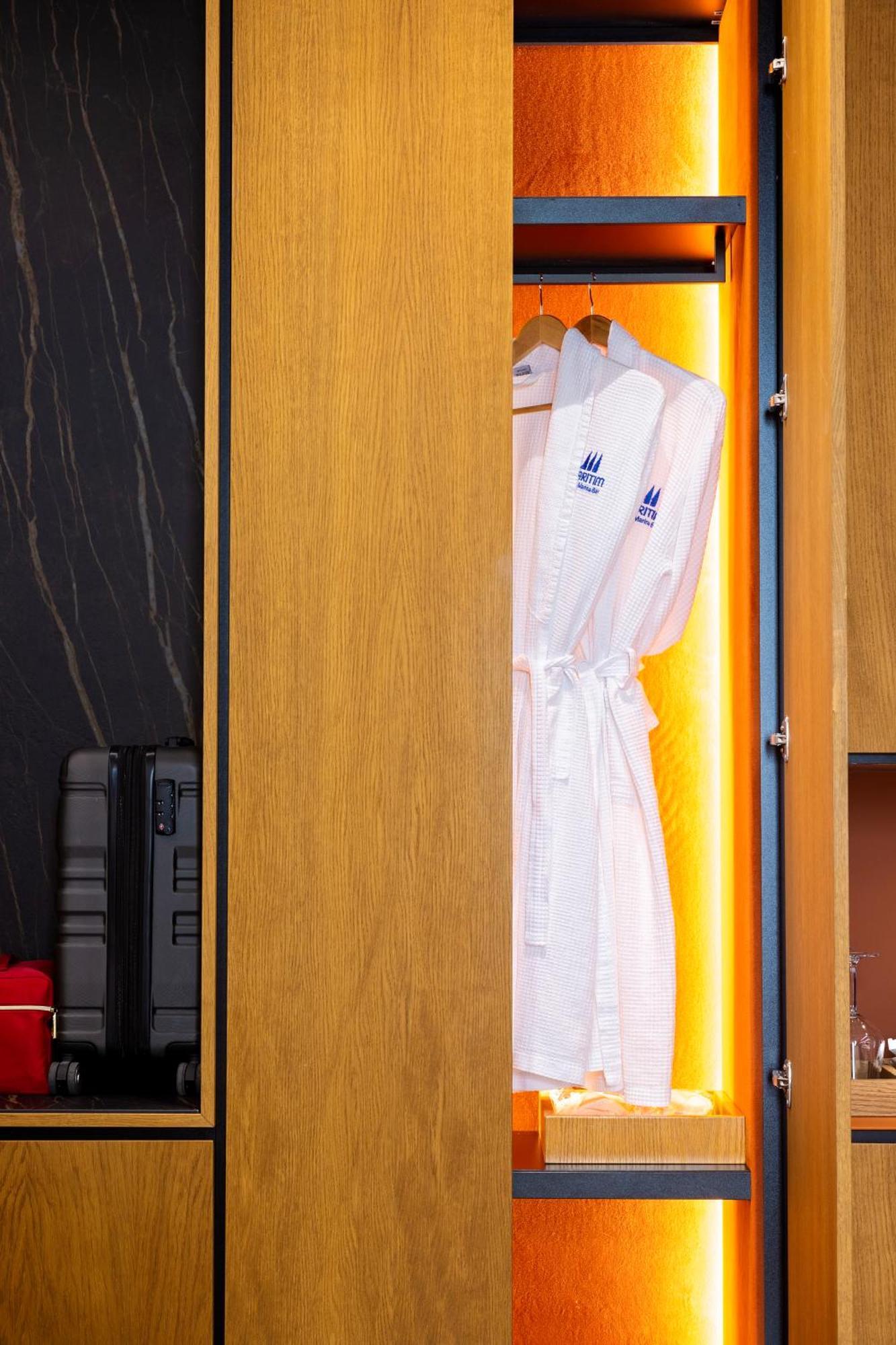 Maritim Marina Bay Resort Spa & Casino Adult Friendly Vlorë Exterior foto A bathrobe hanging on a door