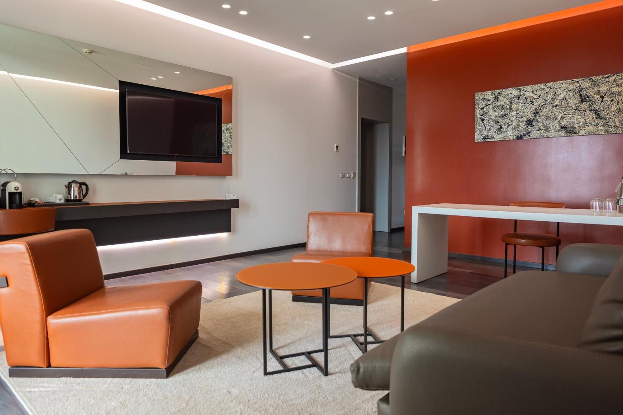 Maritim Marina Bay Resort Spa & Casino Adult Friendly Vlorë Exterior foto A suite at the airport