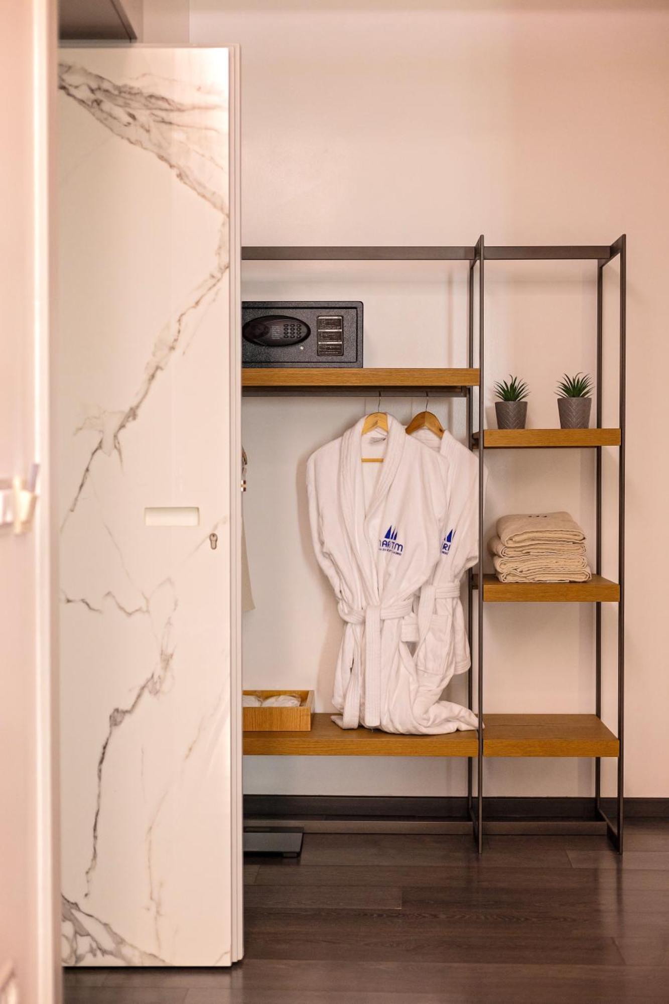 Maritim Marina Bay Resort Spa & Casino Adult Friendly Vlorë Exterior foto A bathrobe in a closet