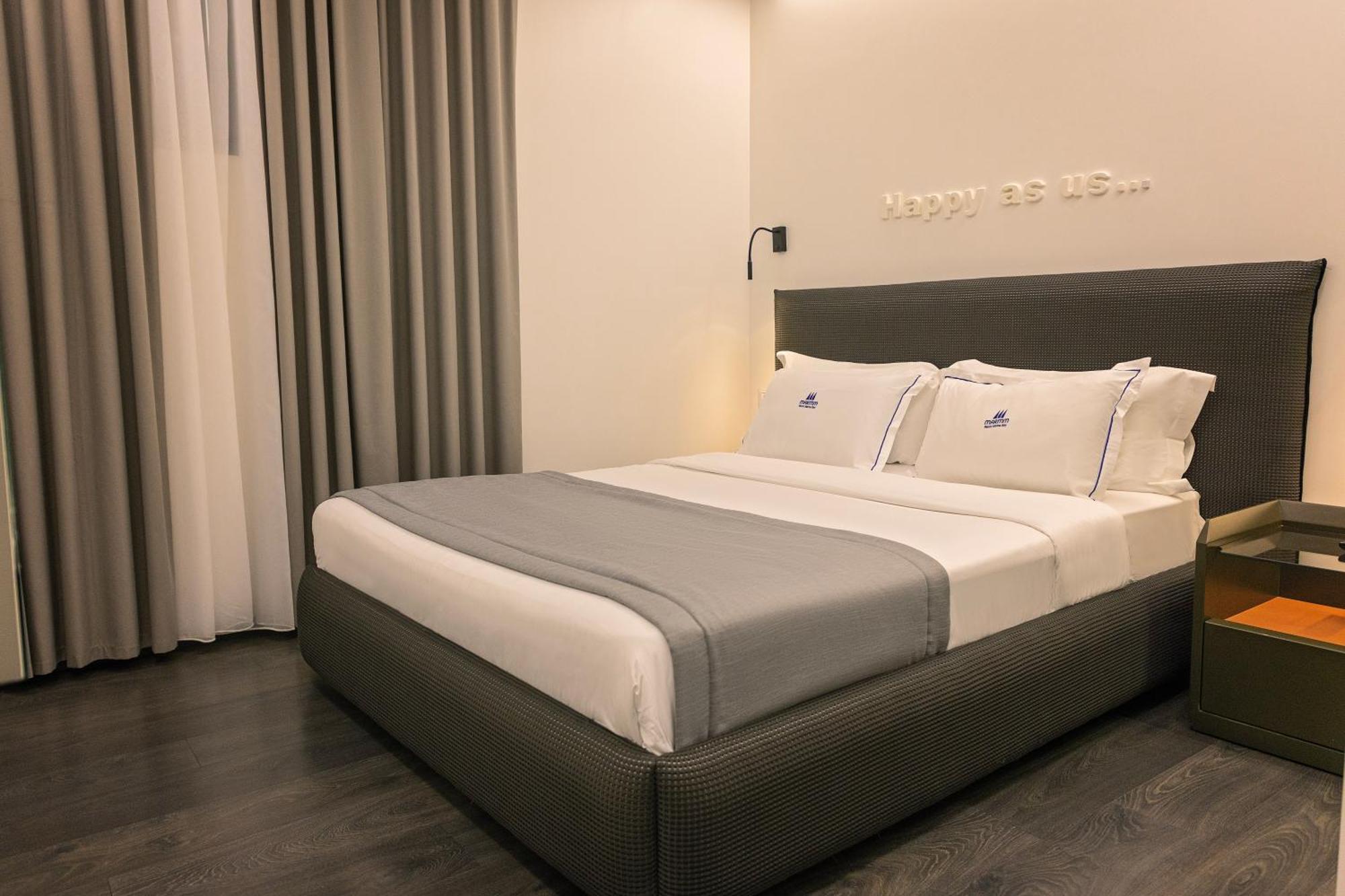 Maritim Marina Bay Resort Spa & Casino Adult Friendly Vlorë Exterior foto A room at the hotel