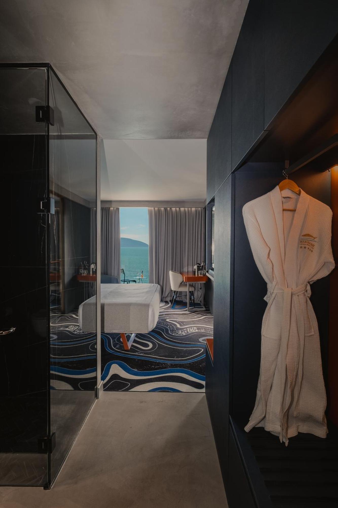 Maritim Marina Bay Resort Spa & Casino Adult Friendly Vlorë Exterior foto A bathrobe hanging on a door