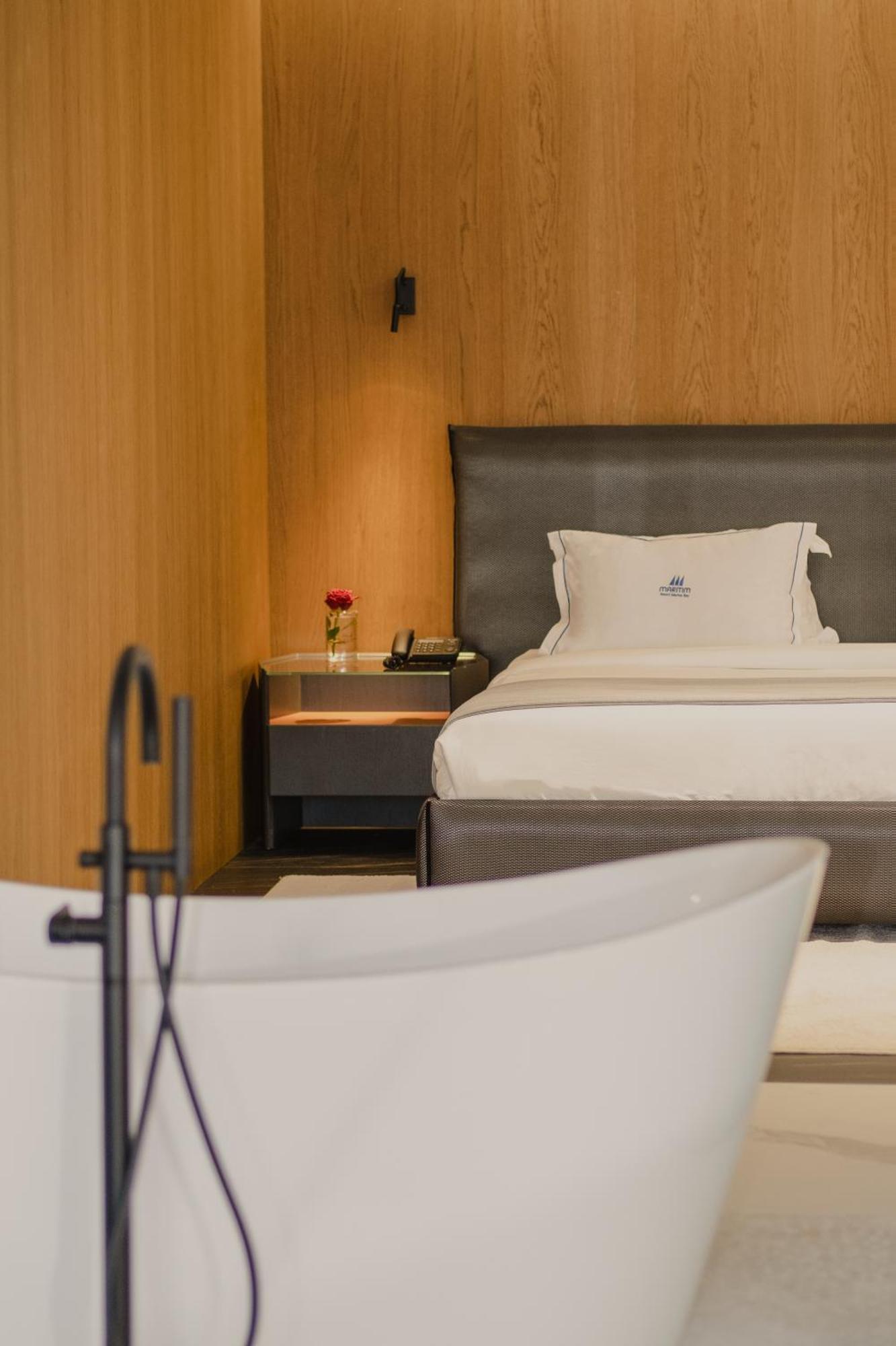 Maritim Marina Bay Resort Spa & Casino Adult Friendly Vlorë Exterior foto A room at the hotel
