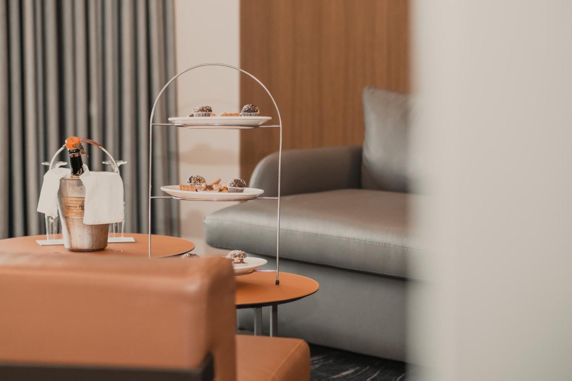Maritim Marina Bay Resort Spa & Casino Adult Friendly Vlorë Exterior foto A three-tiered serving tray