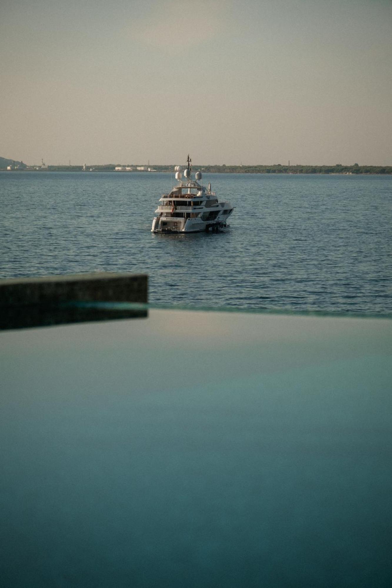 Maritim Marina Bay Resort Spa & Casino Adult Friendly Vlorë Exterior foto A yacht at the port of Marina di Pisa