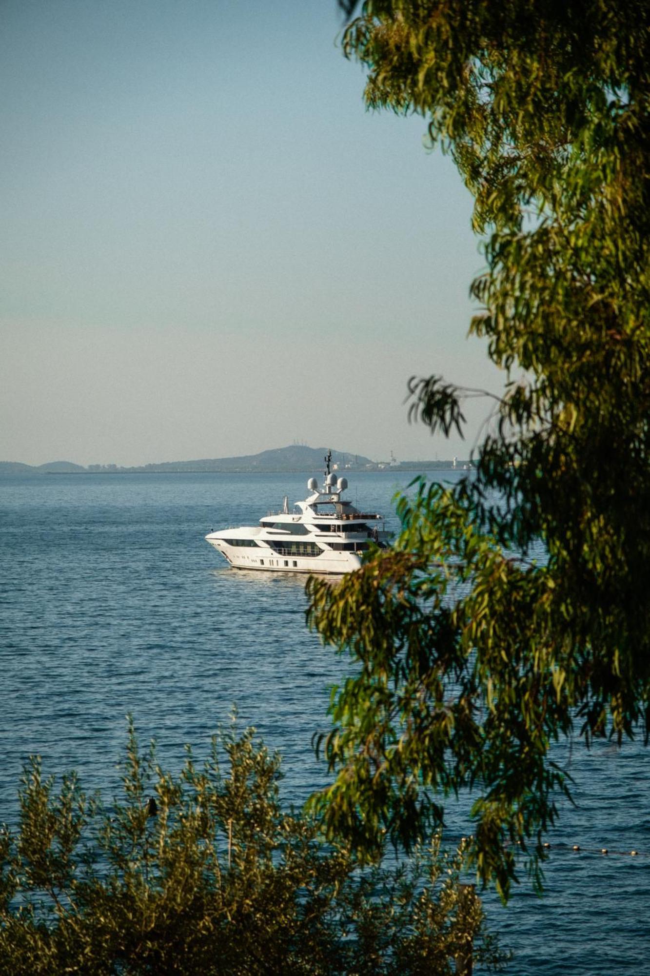 Maritim Marina Bay Resort Spa & Casino Adult Friendly Vlorë Exterior foto A yacht in the Gulf of Saint-Tropez