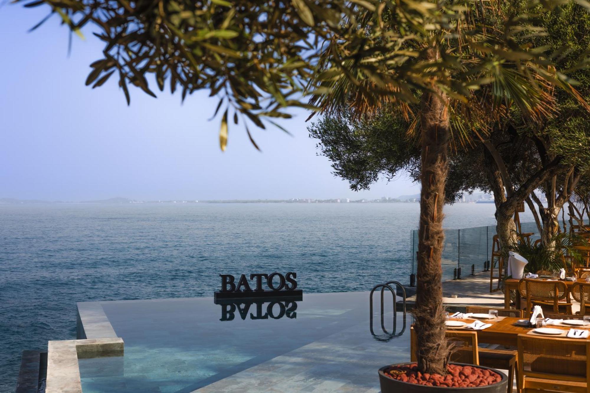 Maritim Marina Bay Resort Spa & Casino Adult Friendly Vlorë Exterior foto The pool at the hotel