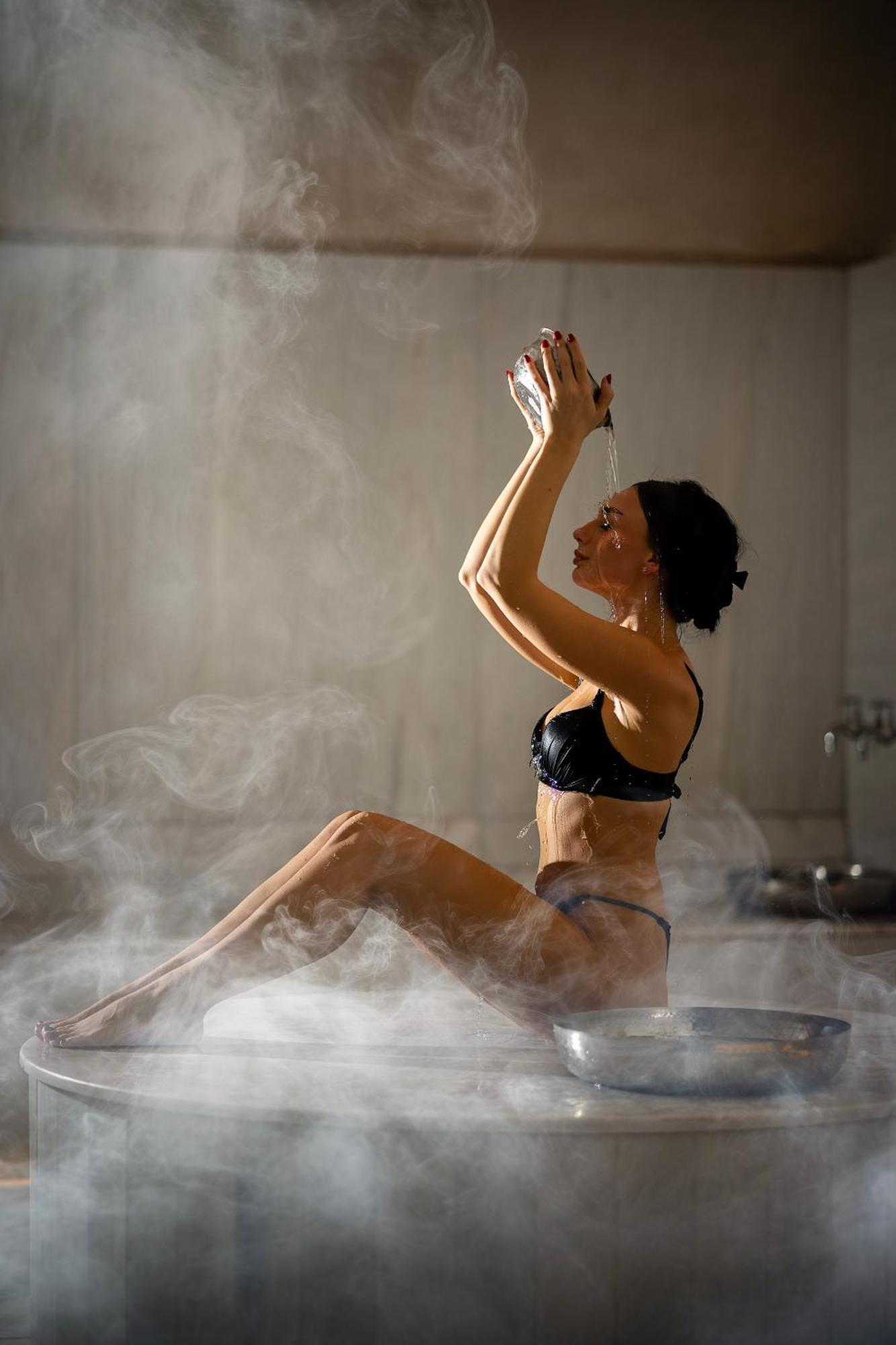 Maritim Marina Bay Resort Spa & Casino Adult Friendly Vlorë Exterior foto A woman in a steam room